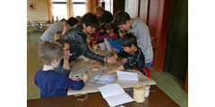 Vorschulkinder in der „Galerie“ von Stadtpfarrer Kowal (Foto: Karl-Franz Thiede)